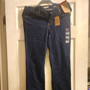 Levi's women jeans. NWT. Size 6. Shaping straight.